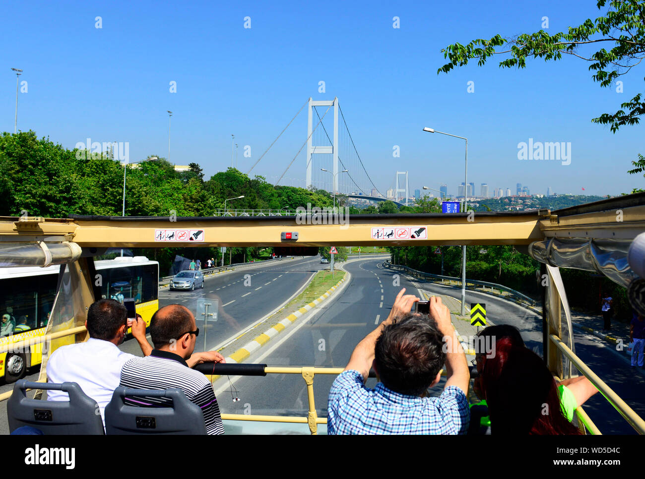 Touristen auf den Hop-on/Hop-off-Bus in Istanbul. Stockfoto