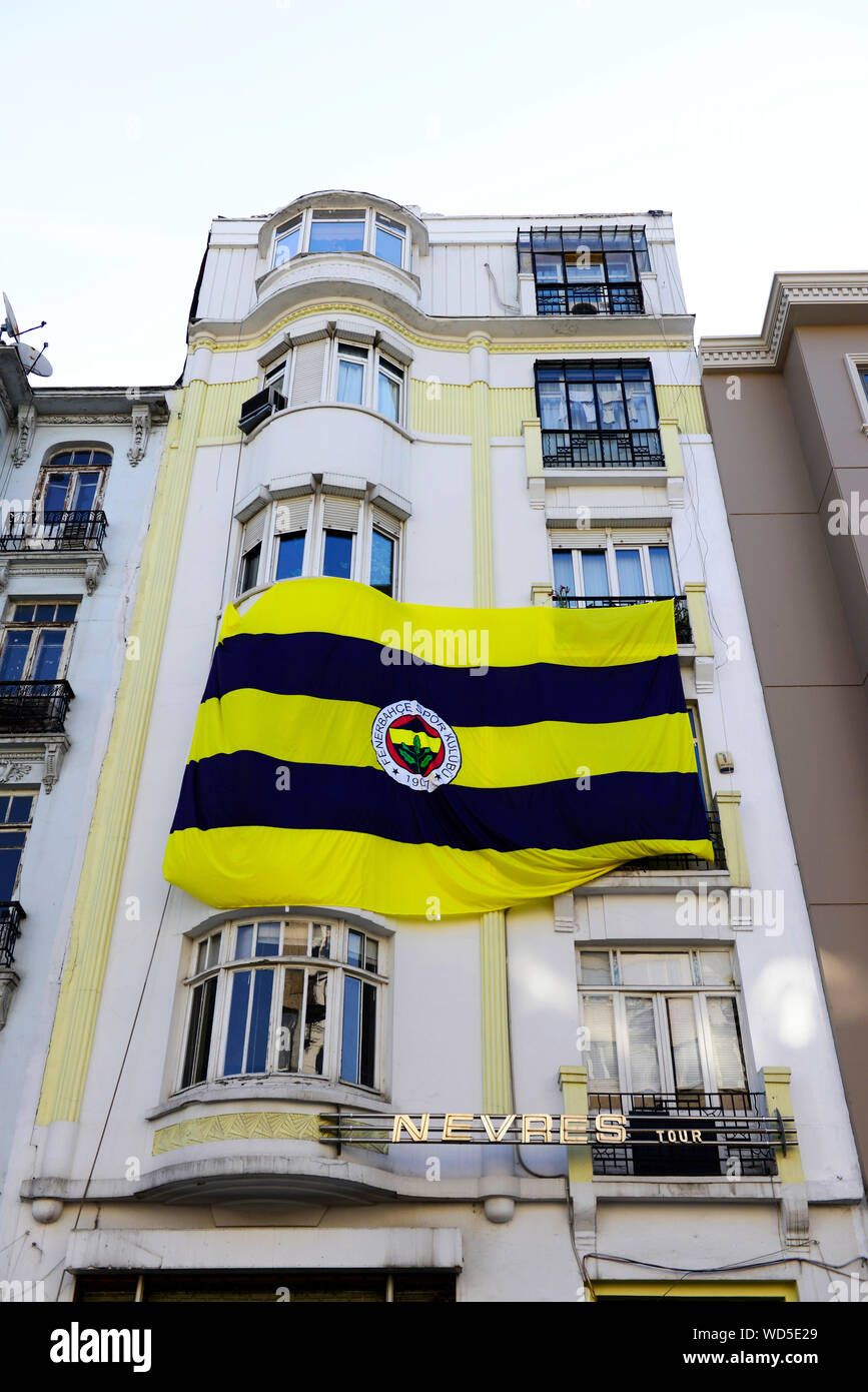 Fenerbahçe S.K. Flagge auf einem Gebäude in Istanbul gehängt. Stockfoto