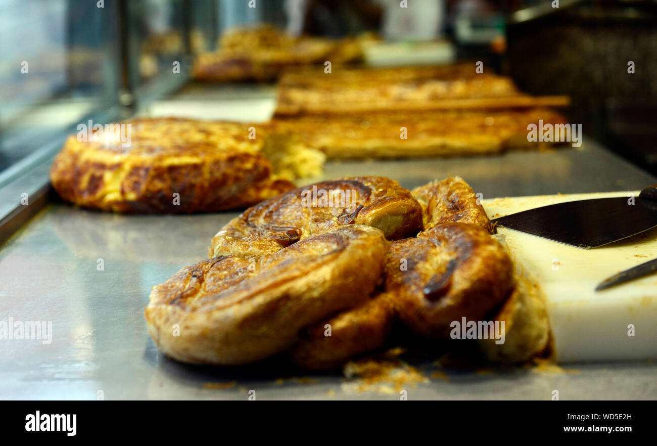 Türkisches Börek ist ein beliebtes Frühstück in Istanbul. Stockfoto