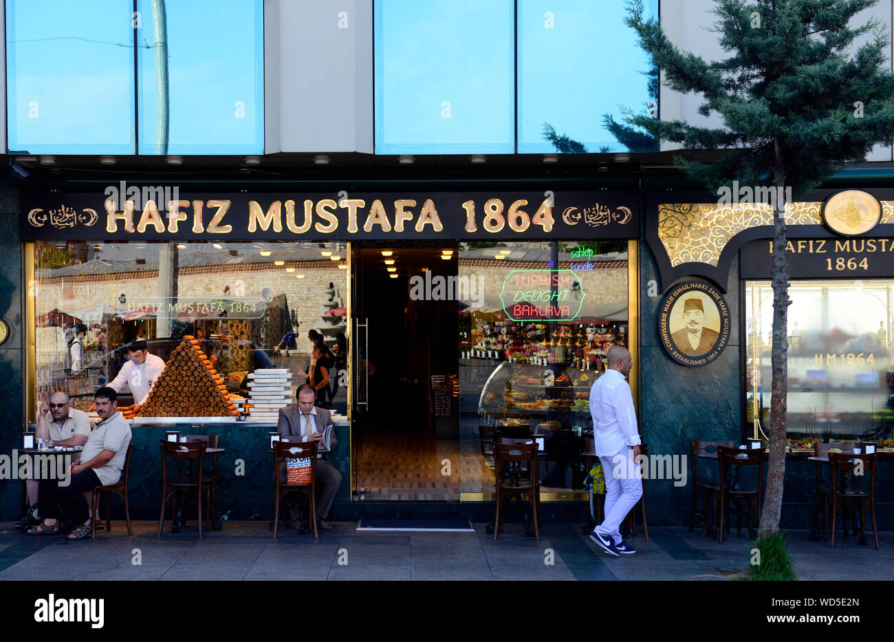 Traditionelle türkische / arabische Süßigkeiten verkauft an der berühmten Konditorei Hafiz Mustafa 1864 von Taksim Quadrat in Istanbul. Stockfoto