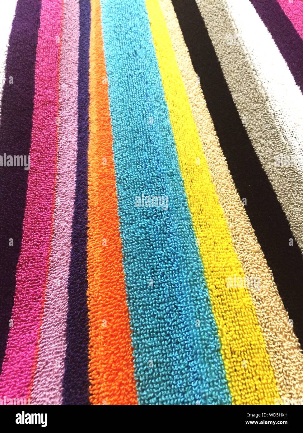Teppich farbig streifen -Fotos und -Bildmaterial in hoher Auflösung – Alamy