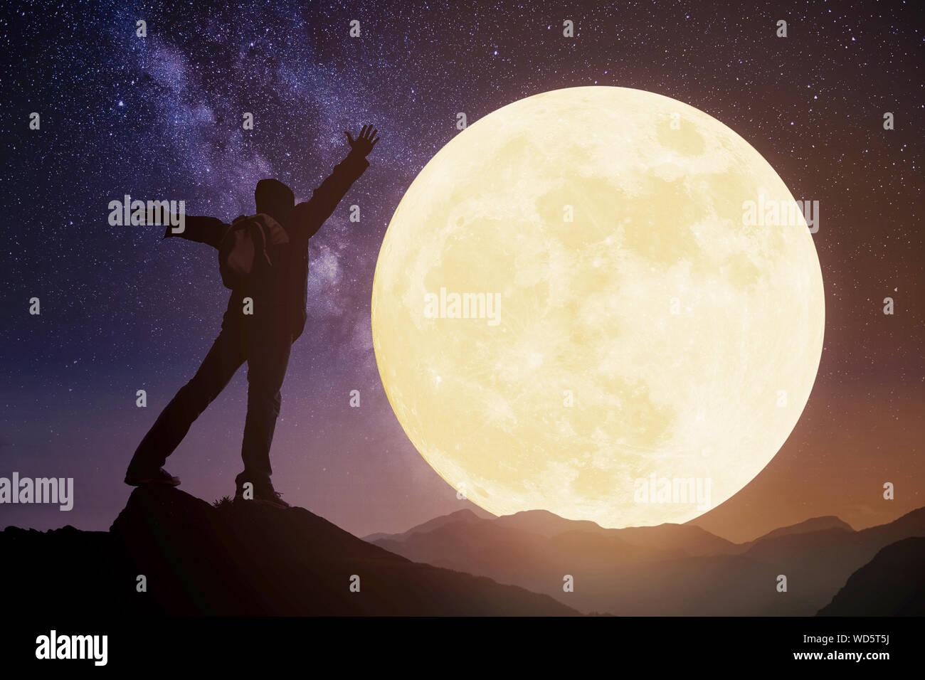 Junge stehend auf Berg- und beobachtete den Mond. Feiern Mid Autumn Festival Stockfoto