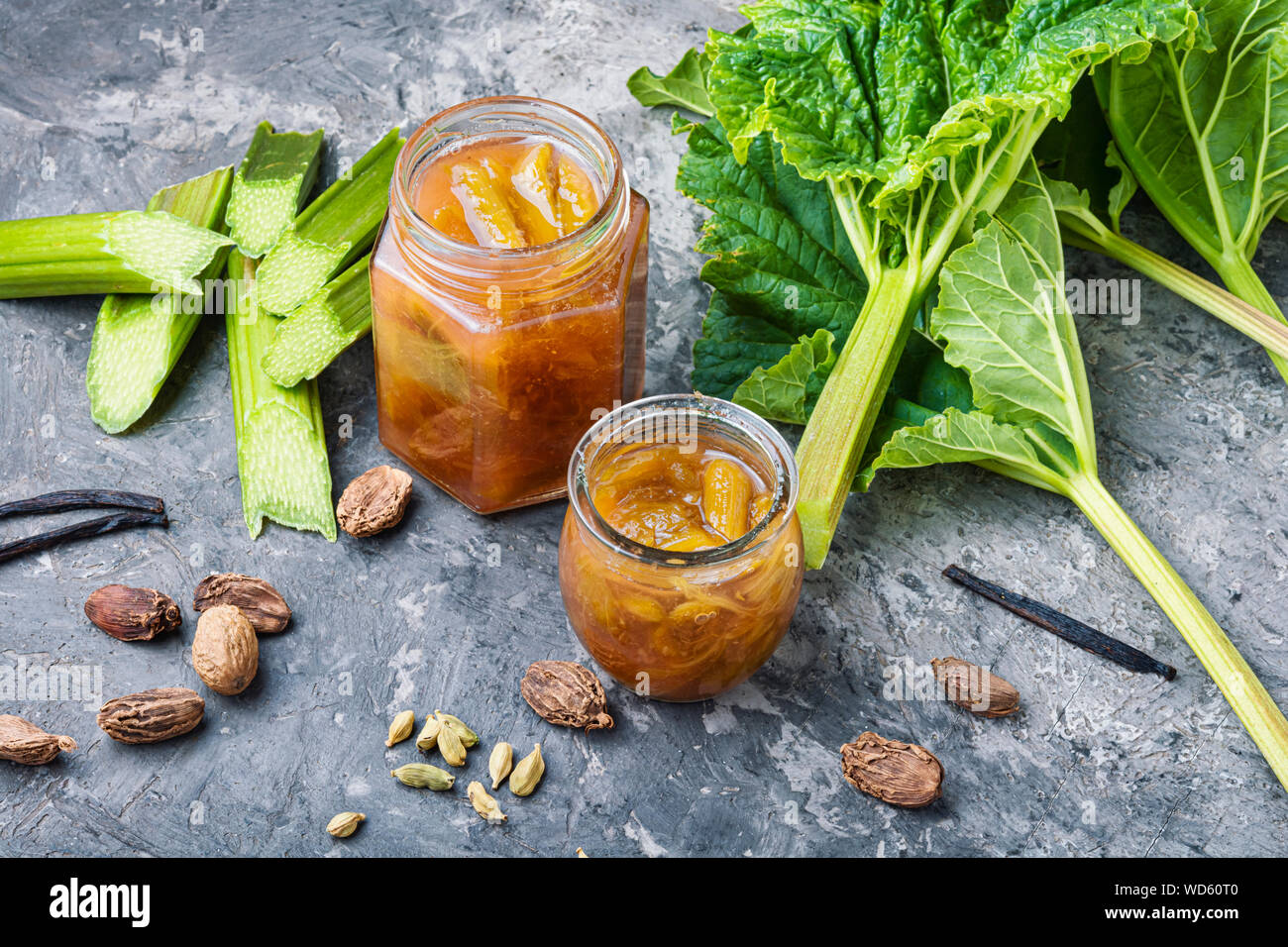 Rhabarber Marmelade im Glas und Raw Cut Rhabarber Stockfoto