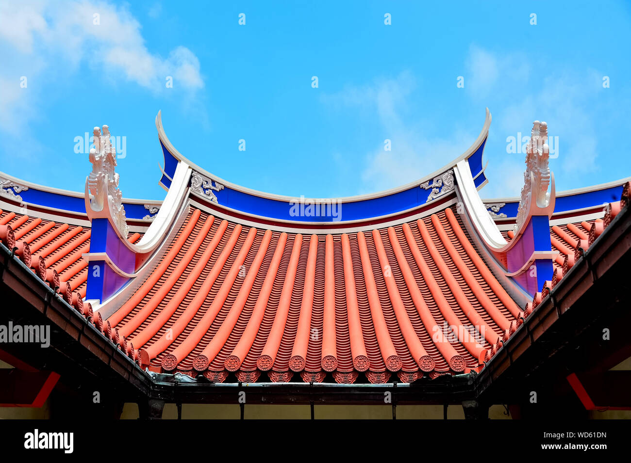 Dach der chinesische Tempel in Singapur mit Steinmetzarbeiten und starke architektonische Design gegen den blauen Himmel mit Wolken Stockfoto