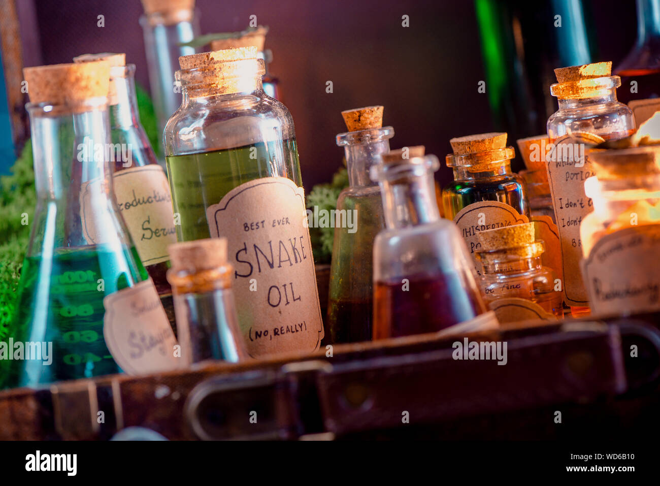 Snake Oil handschriftliche trank Label. Fake Heilmittel, Homöopathie, und unwissenschaftliche Medizin Konzept. Stockfoto