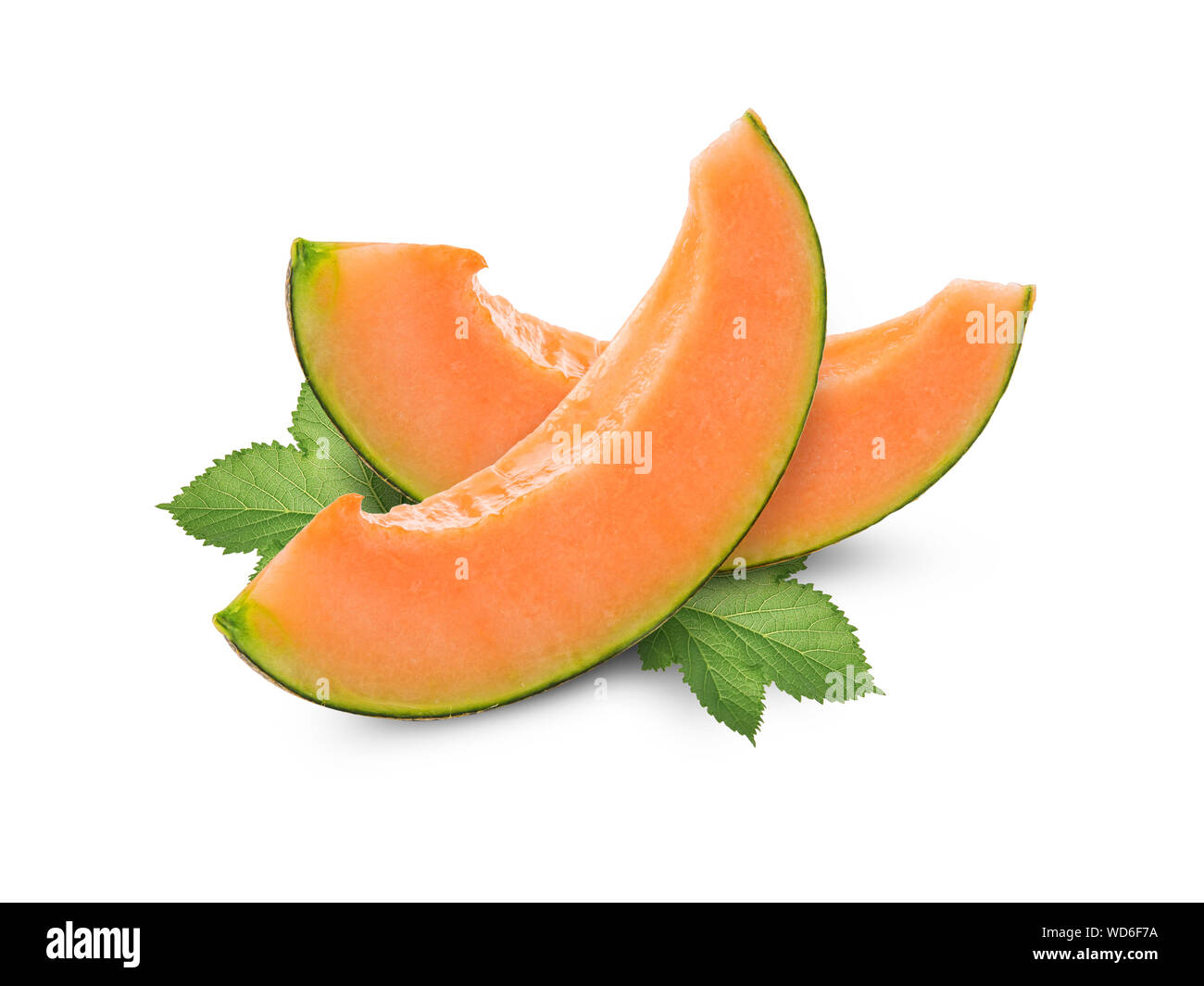 Slices cantaloupe Melone mit grünen Blättern auf weißem Hintergrund Stockfoto