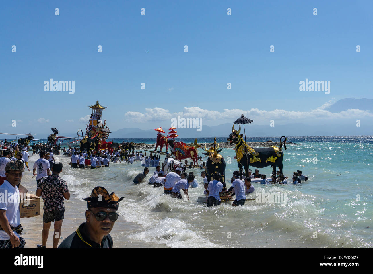 NUSA PENIDA/BALI, INDONESIEN-07 2019. JULI: Ngaben-Zeremonie auf der Insel Nusa Penida, Bali. Diese Zeremonie ist einzigartig und großartig Stockfoto