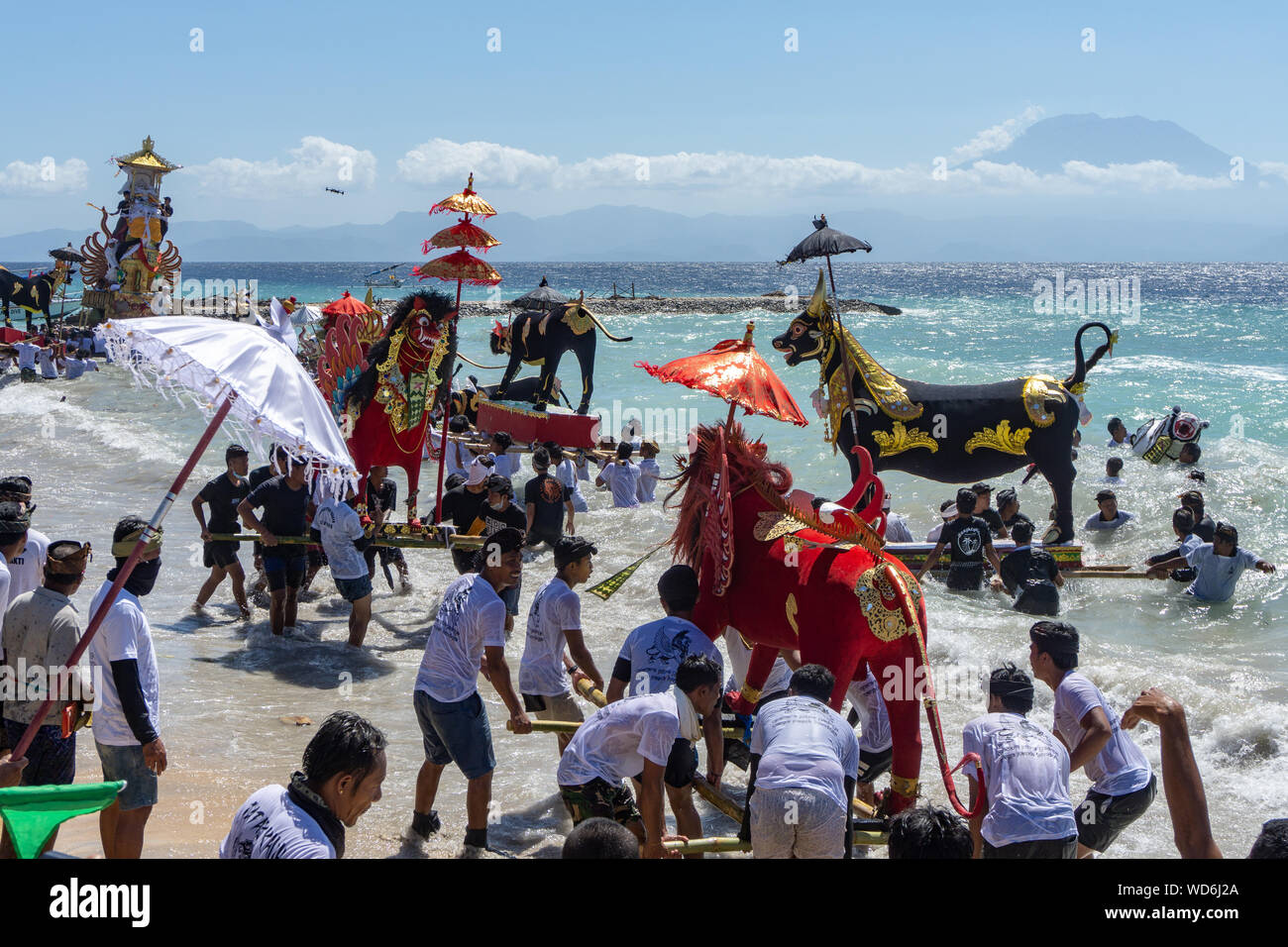 NUSA PENIDA/BALI, INDONESIEN-07 2019. JULI: Ngaben-Zeremonie auf der Insel Nusa Penida, Bali. Diese Zeremonie ist einzigartig und großartig Stockfoto