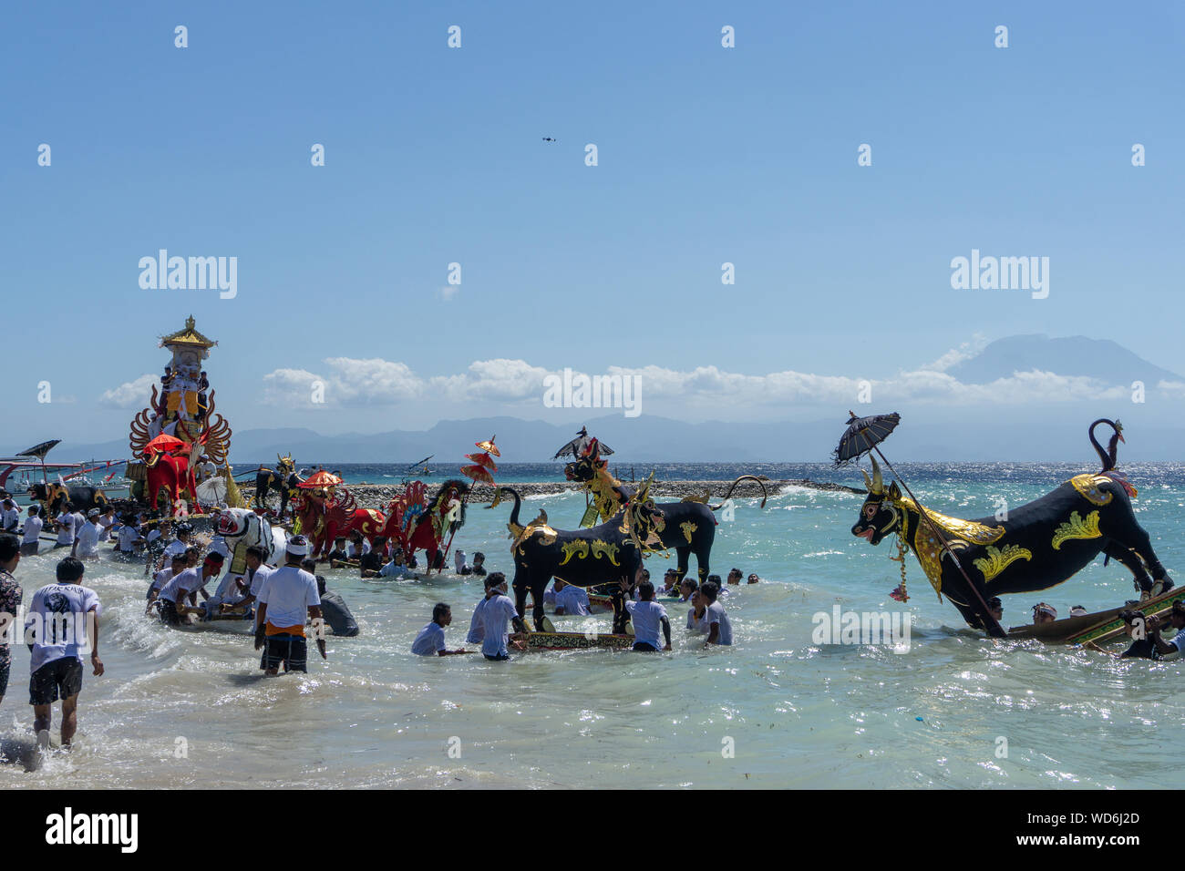 NUSA PENIDA/BALI, INDONESIEN-07 2019. JULI: Ngaben-Zeremonie auf der Insel Nusa Penida, Bali. Diese Zeremonie ist einzigartig und großartig Stockfoto