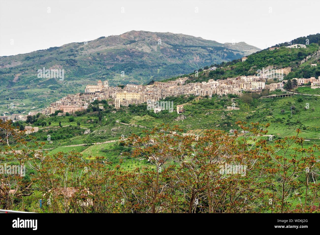 Das Bergdorf Petralia Sottana vor dem Hintergrund der Madonien in Sizilien, Italien Stockfoto