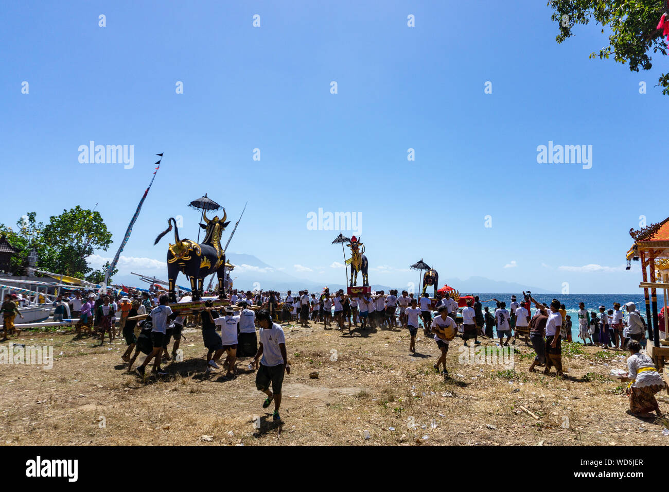 NUSA PENIDA/BALI, INDONESIEN-07 2019. JULI: Ngaben-Zeremonie auf der Insel Nusa Penida, Bali. Diese Zeremonie ist einzigartig und großartig Stockfoto