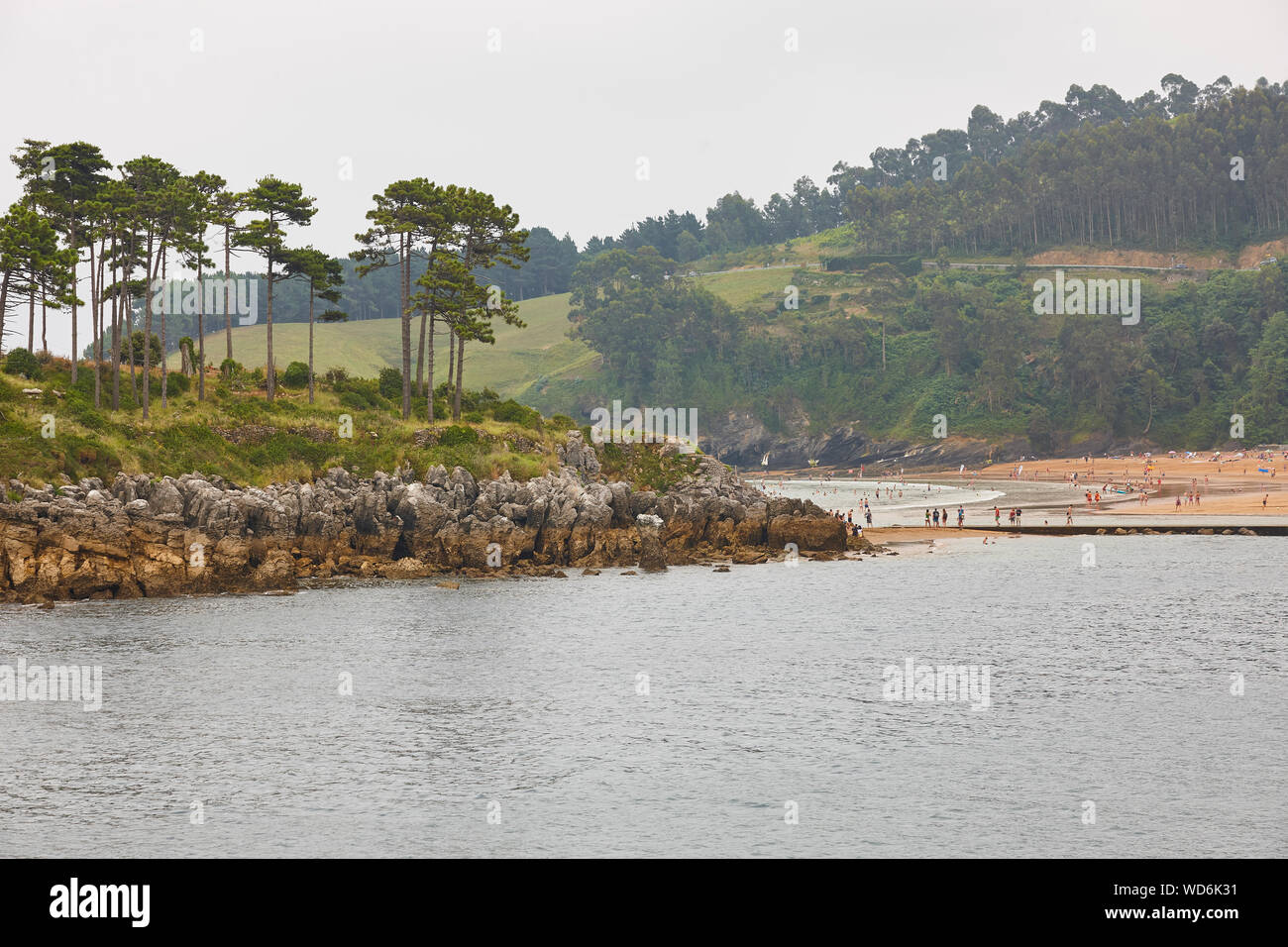 Lequeitio Sandstrand mit San Nicolas Island. Baskenland, Spanien Stockfoto