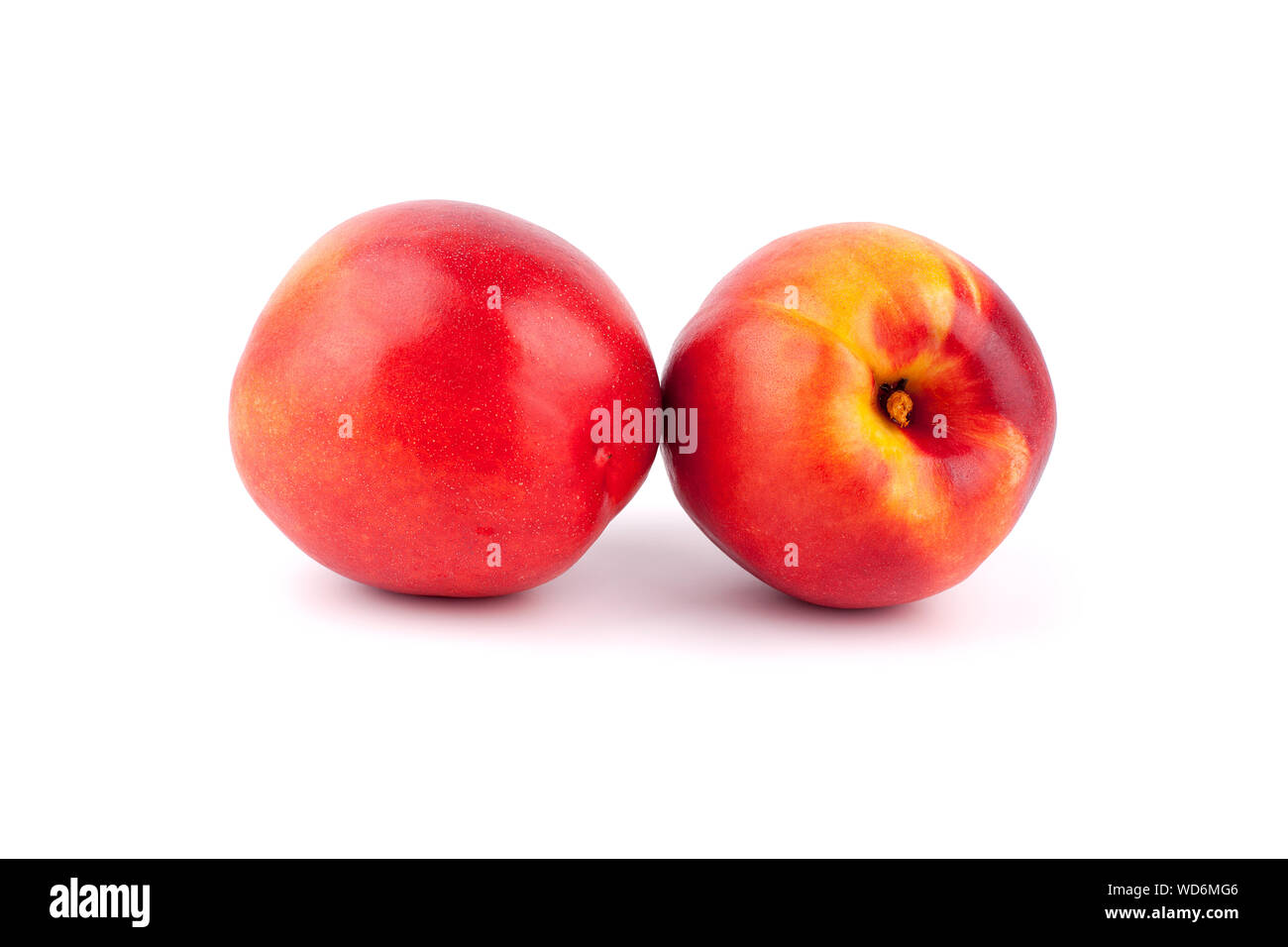 Ganze zwei Pfirsiche auf einem weißen Hintergrund Nahaufnahme Stockfoto