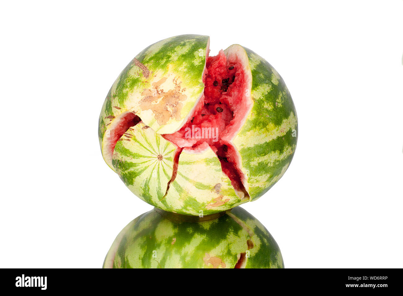Gebrochene Wassermelone auf weißen Hintergrund mit Reflexion in der Nähe isoliert Stockfoto