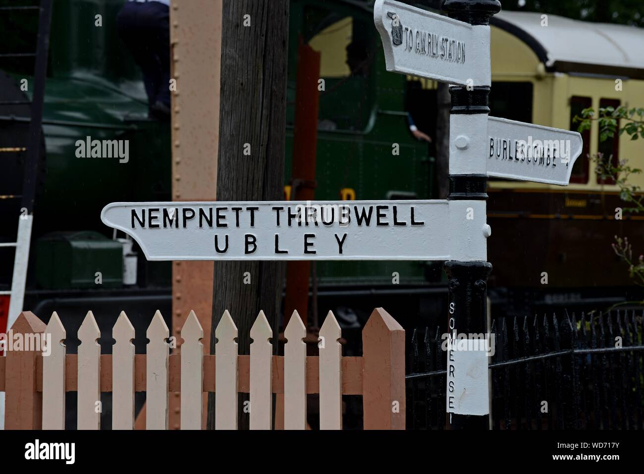 Ein Vintage Somerset Road Sign für das Dorf Nempnet Thrubwell in Didcot Railway Centre, Oxfordshire Stockfoto
