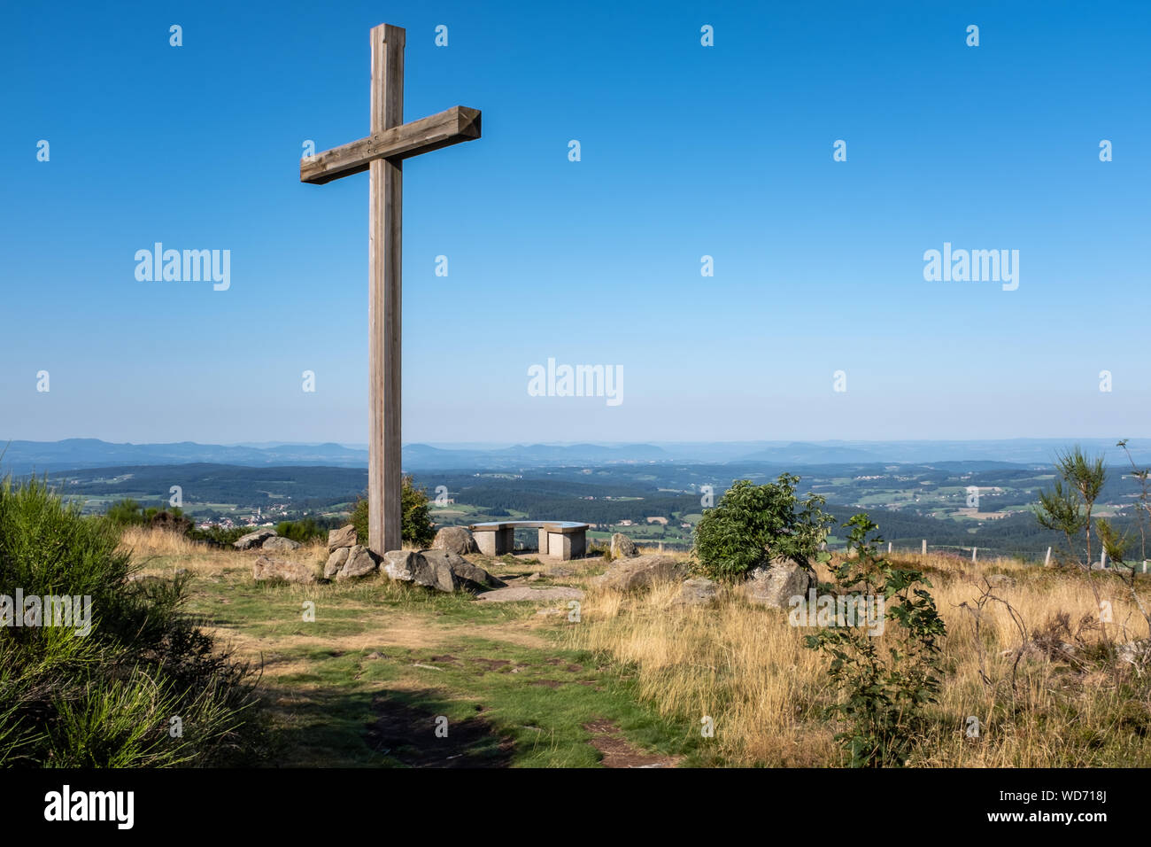 Den letzten Wald kreuz und toposcope dominieren die Landschaft, Mont Pilat, Frankreich Stockfoto