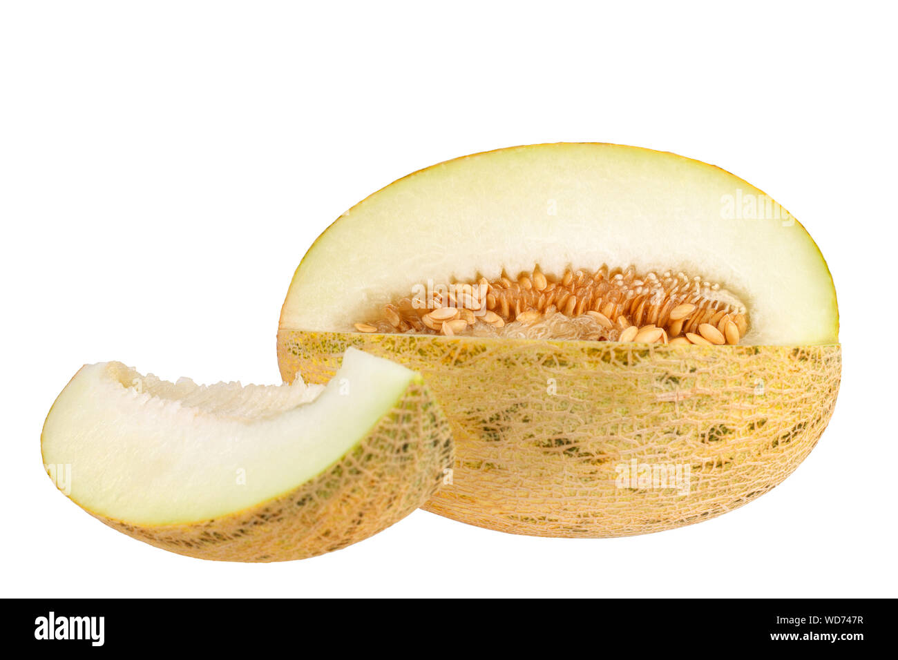 Aufgeschnittene Melone mit Samen und ein Stück Melone auf weißem Hintergrund Nahaufnahme Stockfoto