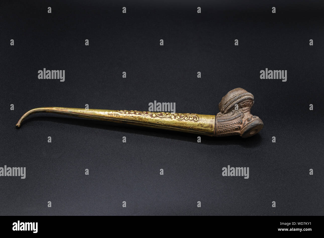 Eine handgefertigte Keramik rauchen Rohr mit einer gravierten Mundstück, Myanmar, ca. 15. Stockfoto