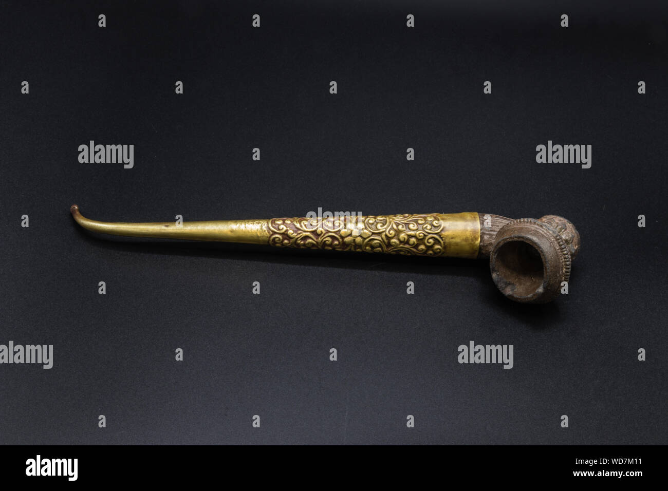 Eine handgefertigte Keramik rauchen Rohr mit einer gravierten Mundstück, Myanmar, ca. 15. Stockfoto