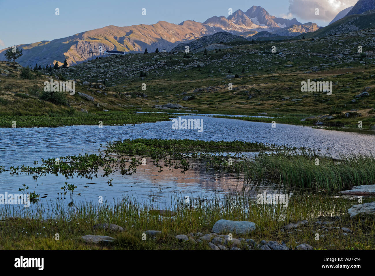Überlegungen zu einem Bergsee der Französischen Alpen in der Dämmerung Stockfoto