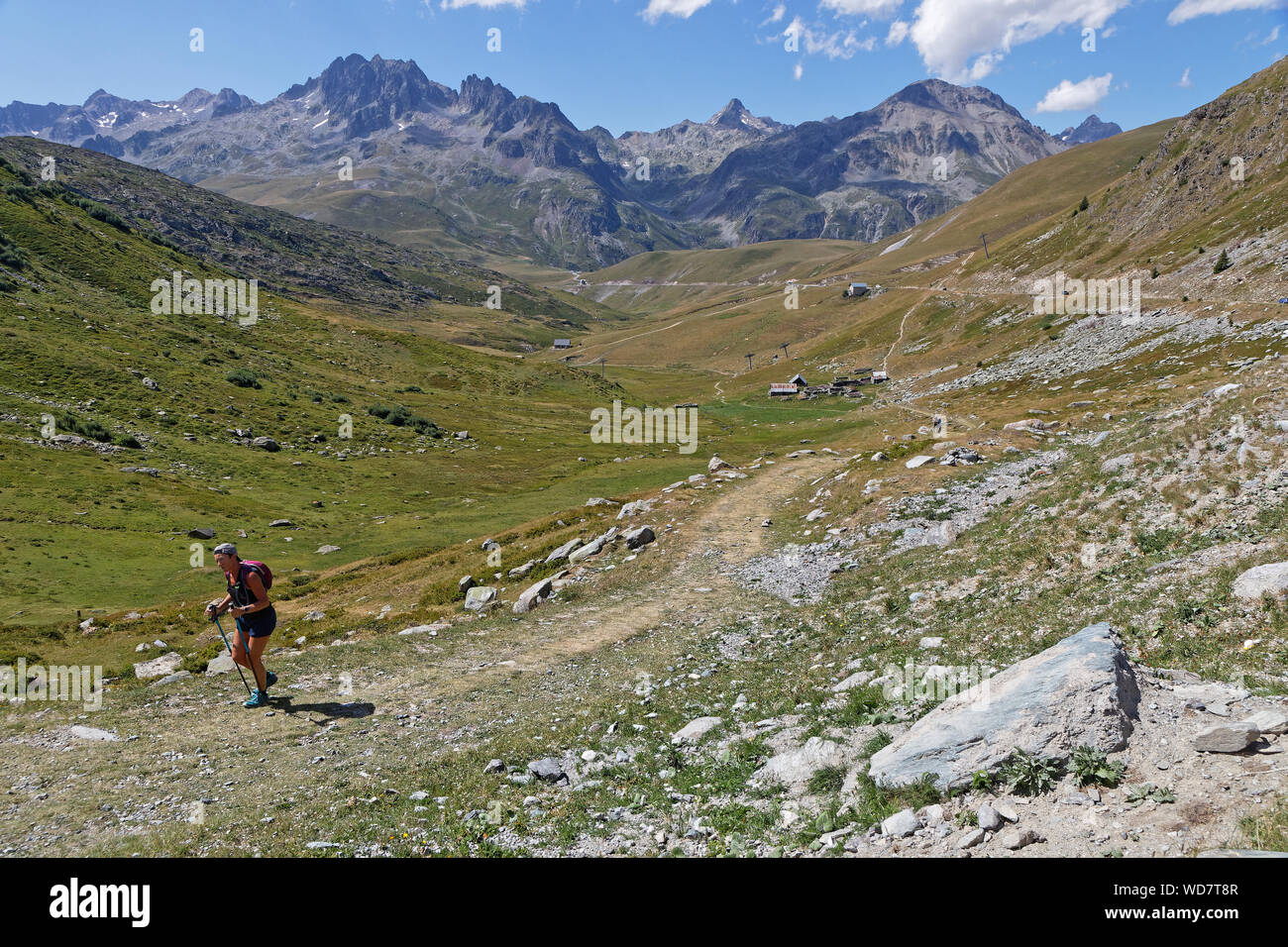 - SAINT SORLIN, Frankreich, 9. August 2019: Wanderer auf dem Weg zum berühmten pass "Col de la Croix de Fer in die Französischen Alpen. Stockfoto