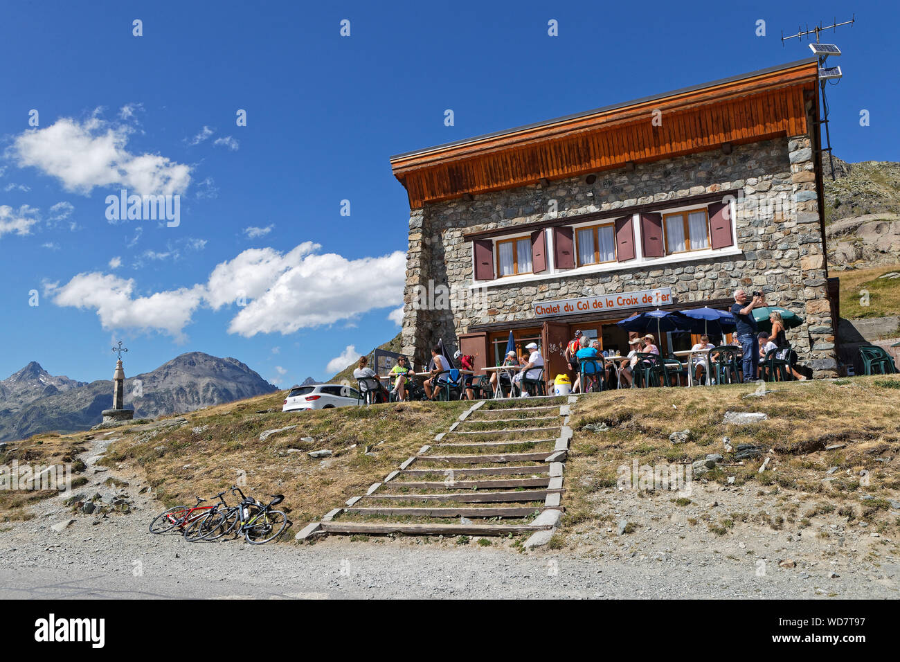 - SAINT SORLIN, Frankreich, 9. August 2019: Das Chalet von Croix de Fer, in der berühmten Mountain Pass der Französischen Alpen. Stockfoto