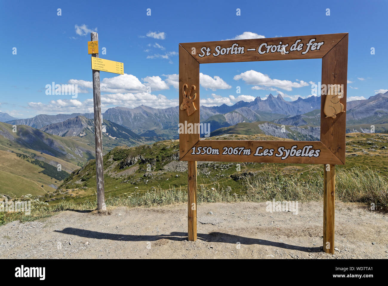 - SAINT SORLIN, Frankreich, 9. August 2019: Ein besonderer Platz für den Blick auf die Aiguilles d'Arves, in der berühmten Mountain Pass der Französischen Alpen. Stockfoto