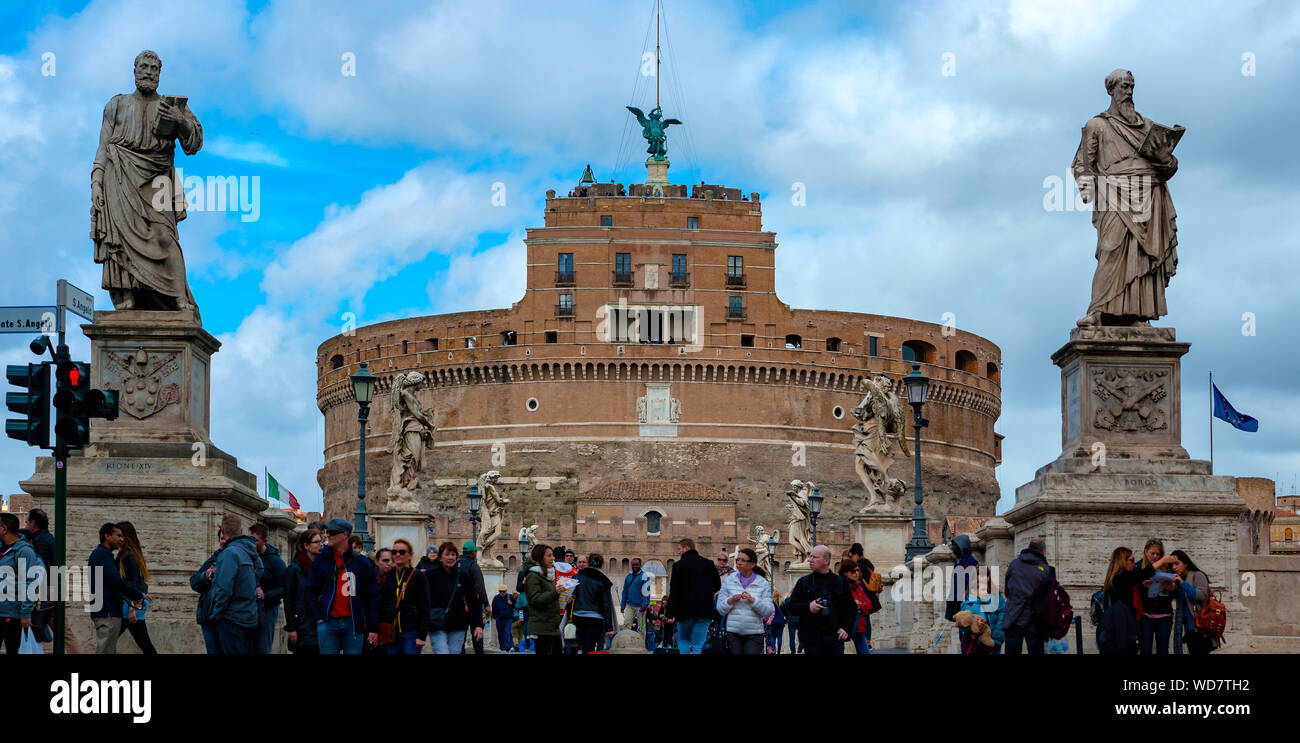 Rom, Italien, 2. März 2017: Castel Sant'Angelo und Berninis Statue auf der Brücke, Rom, Italien. Palast der Justiz im Hintergrund. Stockfoto