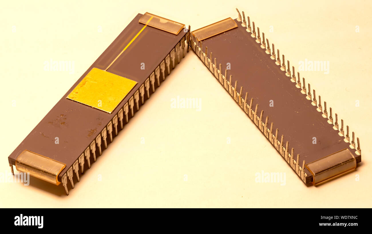 Elektronische Chips von integrierten Schaltkreisen in den ersten Computern verwendet und das Zurückgehen auf die Jahre 1980/1981, einen Teil von "Meine Sammlung" Stockfoto