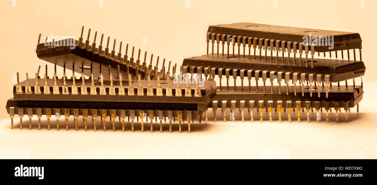Elektronische Chips von integrierten Schaltkreisen in den ersten Computern verwendet und das Zurückgehen auf die Jahre 1980/1981, einen Teil von "Meine Sammlung" Stockfoto