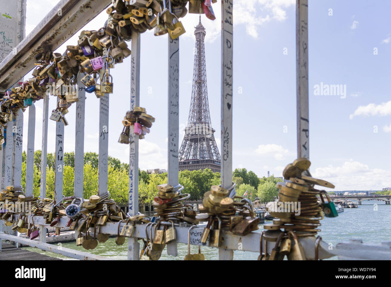 Paris - Liebe liebe Vorhängeschlösser Vorhängeschlösser auf der Debilly Steg mit Blick auf den Eiffelturm in Paris, Frankreich, Europa gesperrt. Stockfoto