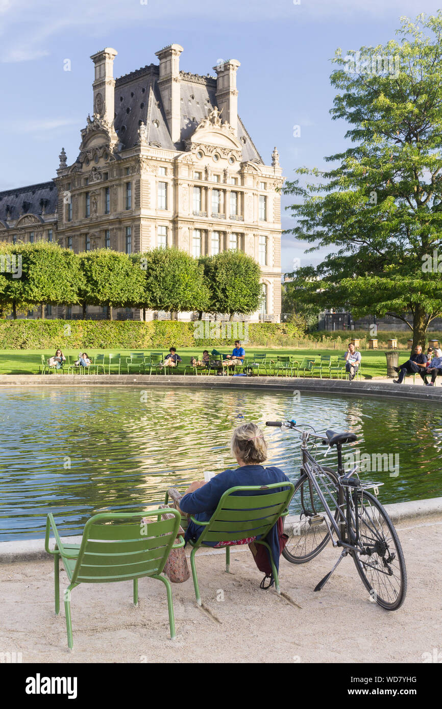 Paris Tuileries Garten-Leute sitzen rund um den kleinen See an der Tuilerien in Paris, Frankreich, Europa. Stockfoto