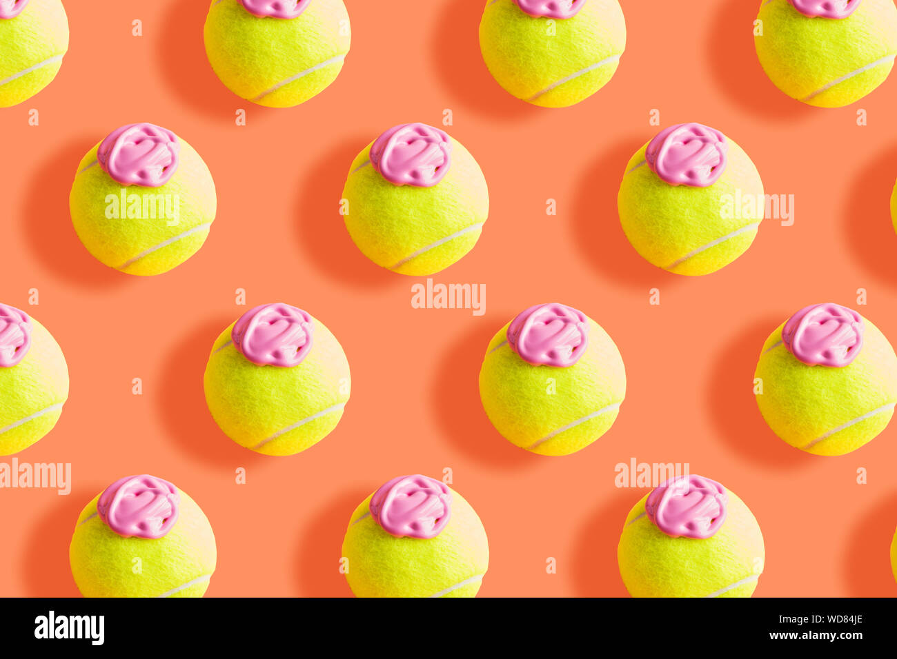 Tennis ball Pattern mit rosa Farbe - Eis Imitation - auf orange Coral abstrakt Hintergrund Stockfoto