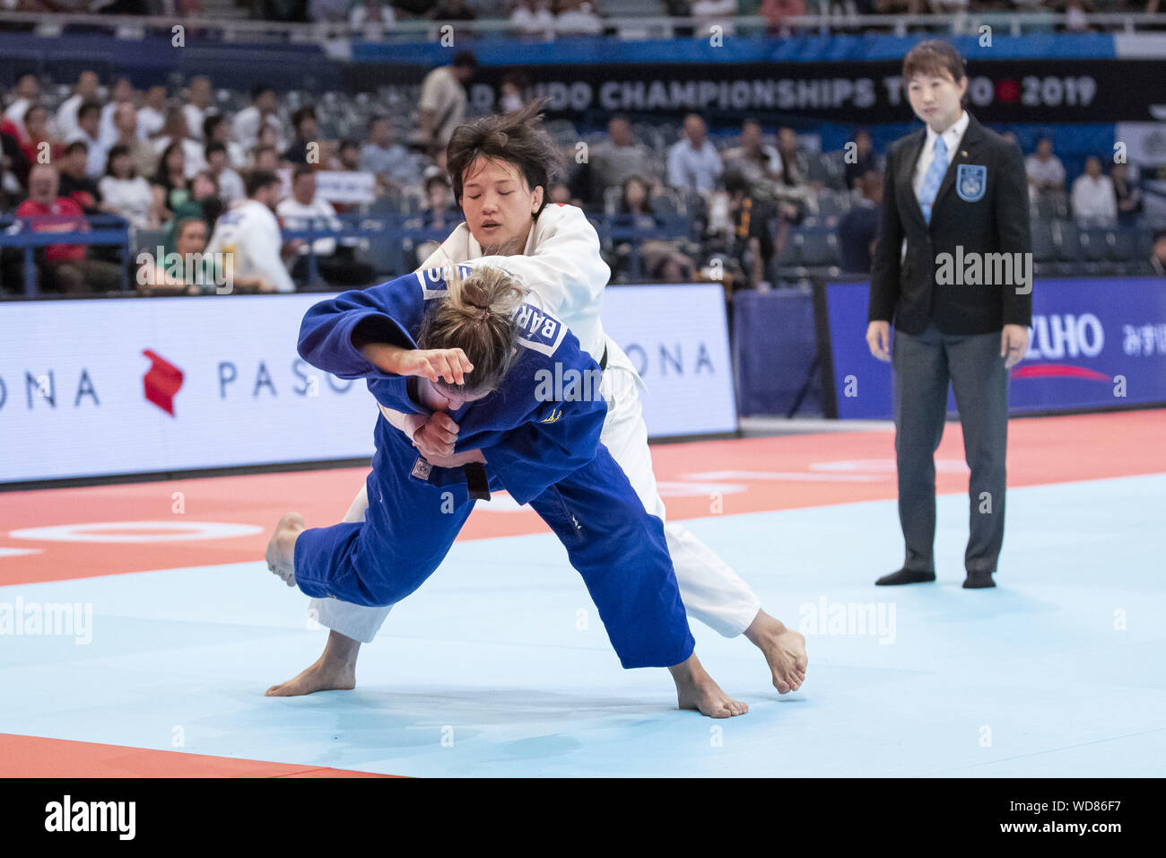 Tokio, Japan. 29 Aug, 2019. Chizuru Arai (JPN) kämpft gegen Timo Barbara (POR) während der Elimination Runde von Frauen -70 kg Kategorie World Judo Championships Tokyo 2019 im Nippon Budokan. Die Welt Judo Championships Tokyo 2019 wird vom 25. August bis 1. September statt. Credit: Rodrigo Reyes Marin/ZUMA Draht/Alamy leben Nachrichten Stockfoto