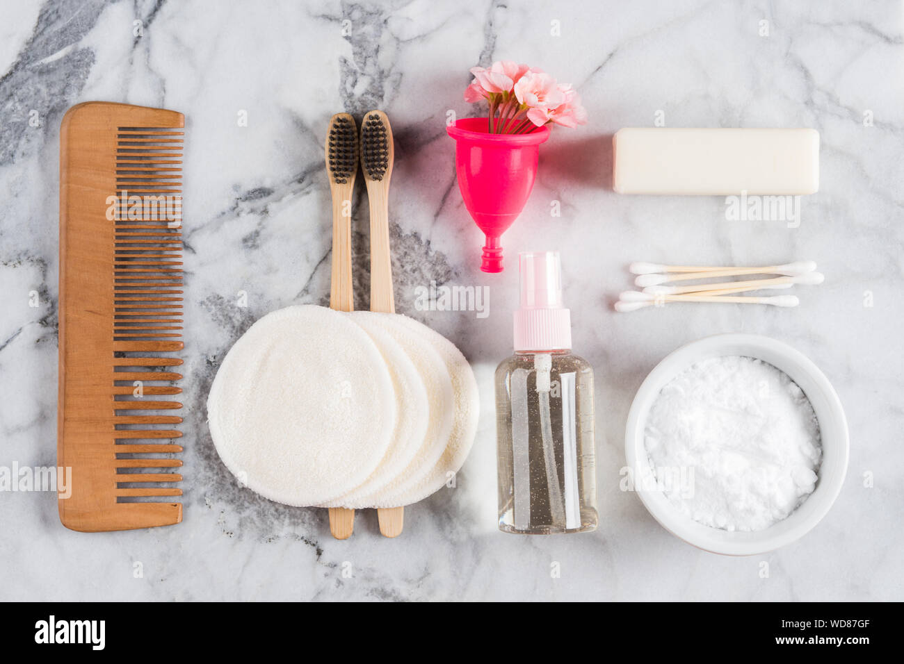 Null Abfall Beauty Care Zubehör auf Marmor tisch Hintergrund. Bambus Holz Kamm, Zahnbürsten, wiederverwendbare Wattepads, Menstruationsschale, Bambus Knospen, SOA Stockfoto