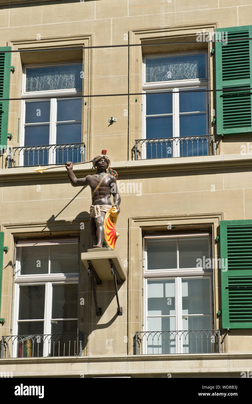 Mittelalterliche gestaltete Figur des afrikanischen Ursprungs Mann auf Gebäude in der Altstadt, Bern, Schweiz Stockfoto