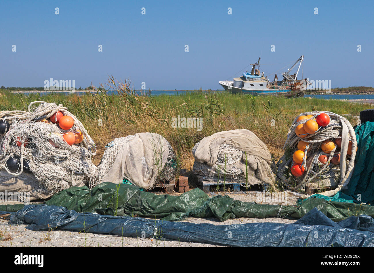 Fischernetze mit Schwimmern und ruinierte Boot, Pila, Po Delta Regional Park, Region Venetien, Italien Stockfoto