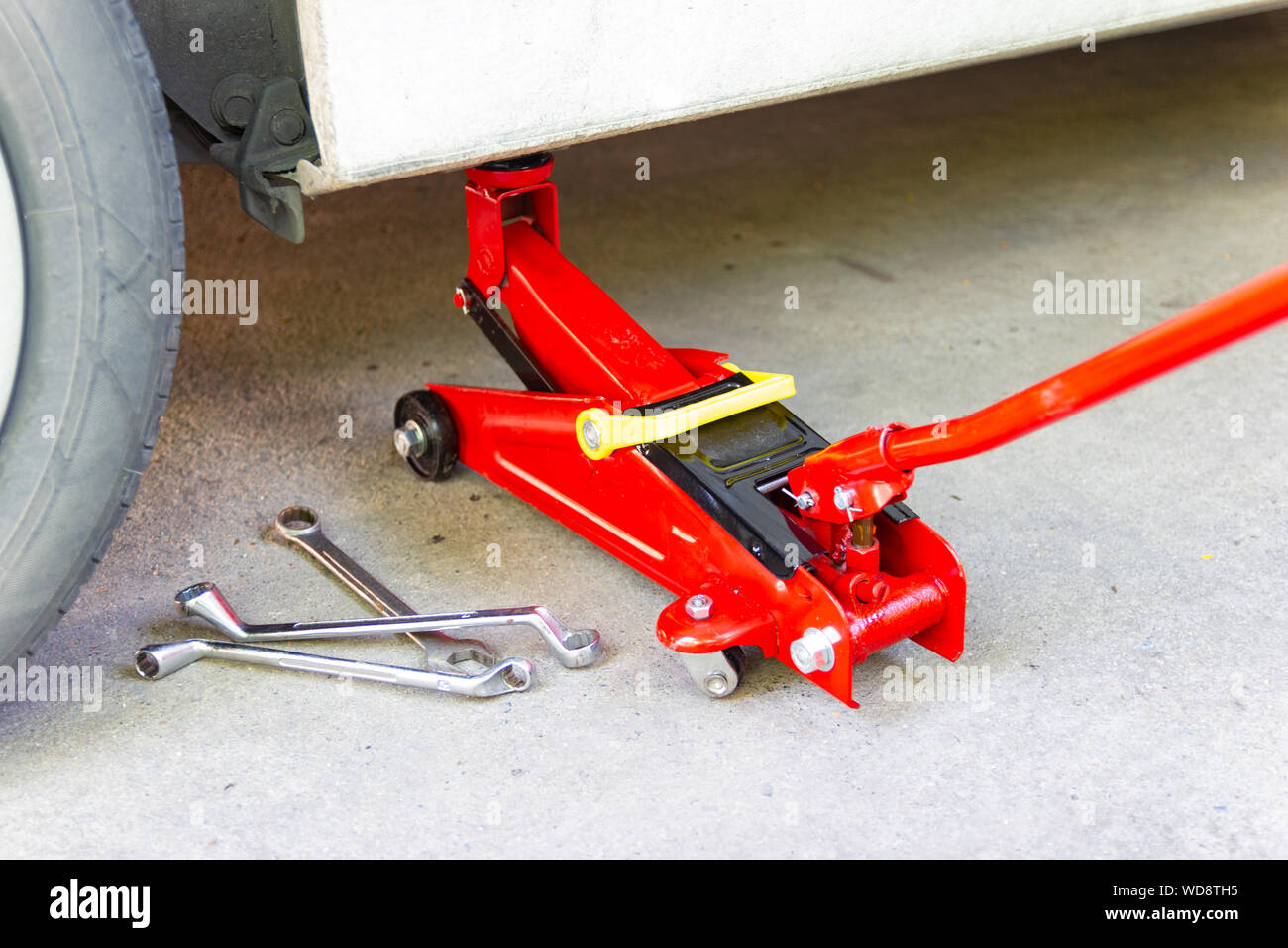 Rot Werkzeug Wagenheber anheben Auto für Wartung und Instandhaltung der Fahrzeuge bei der Autopflege Wartung Stockfoto