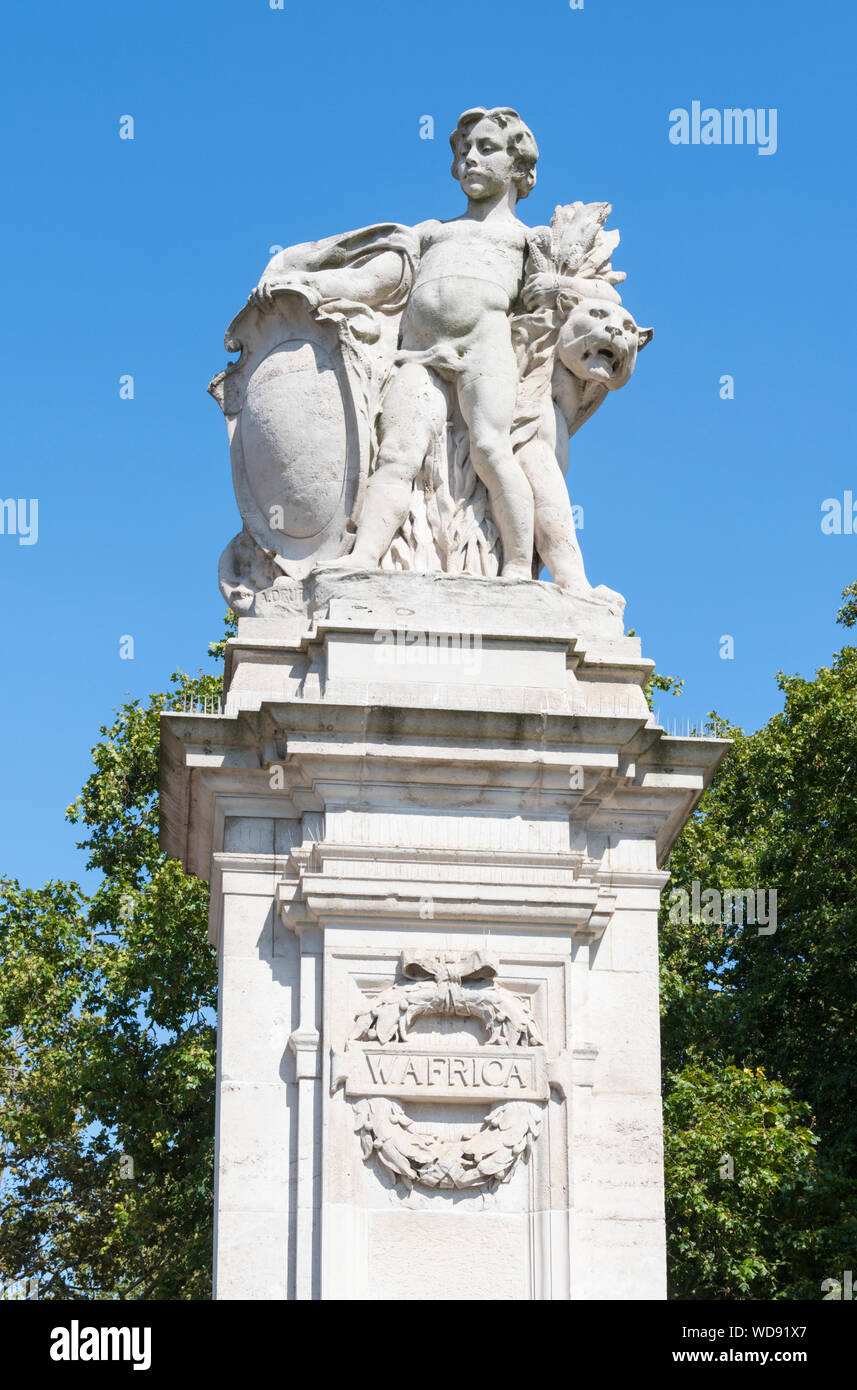 Steinsäule oder Säule mit Skulptur am Tor von Süd- und Westafrika, die den formalen Eingang zum Buckingham Palace Grounds in Westminster London, Großbritannien, markiert. Stockfoto