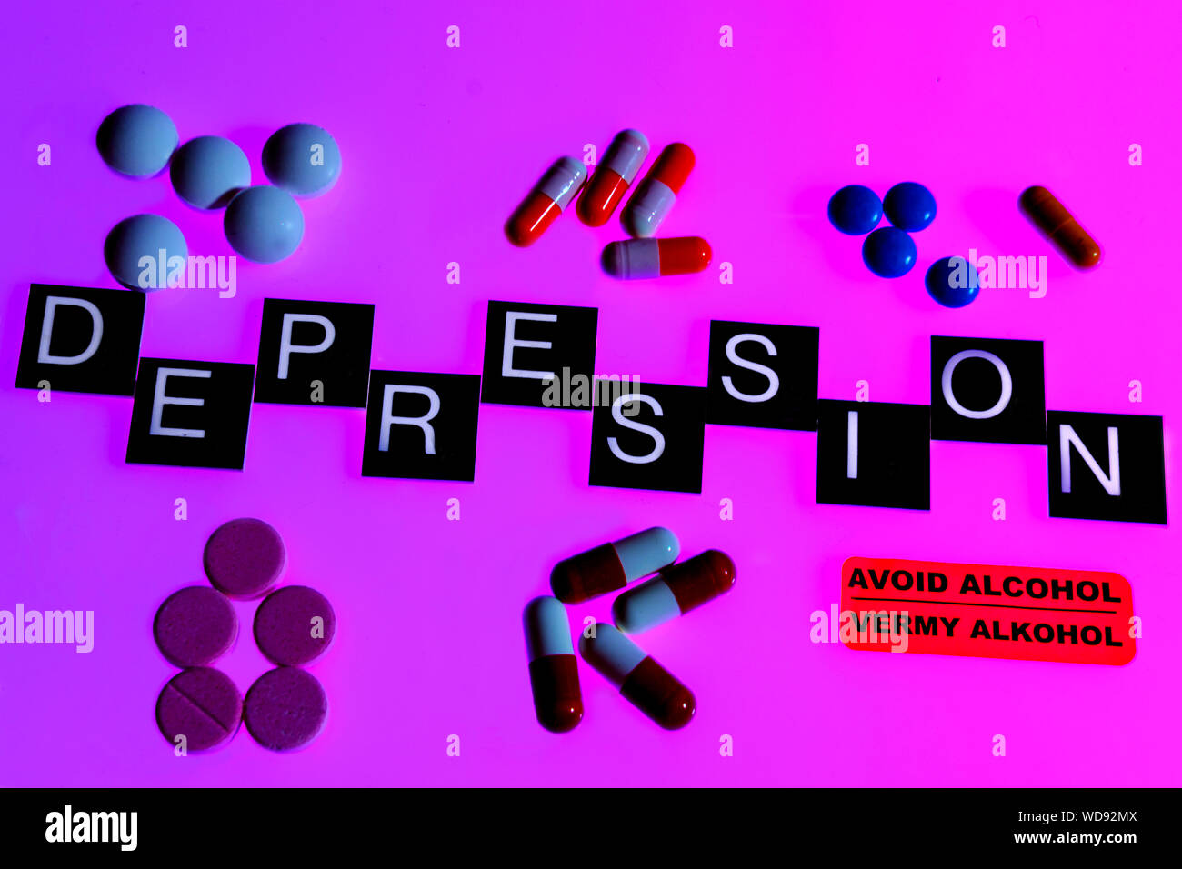Wort Depression, die durch Tabletten und Alkohol Aufkleber umgeben Stockfoto