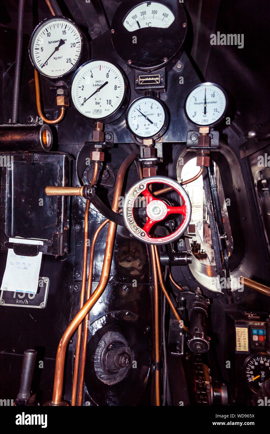Alte Cockpit einer Dampflok Stockfoto