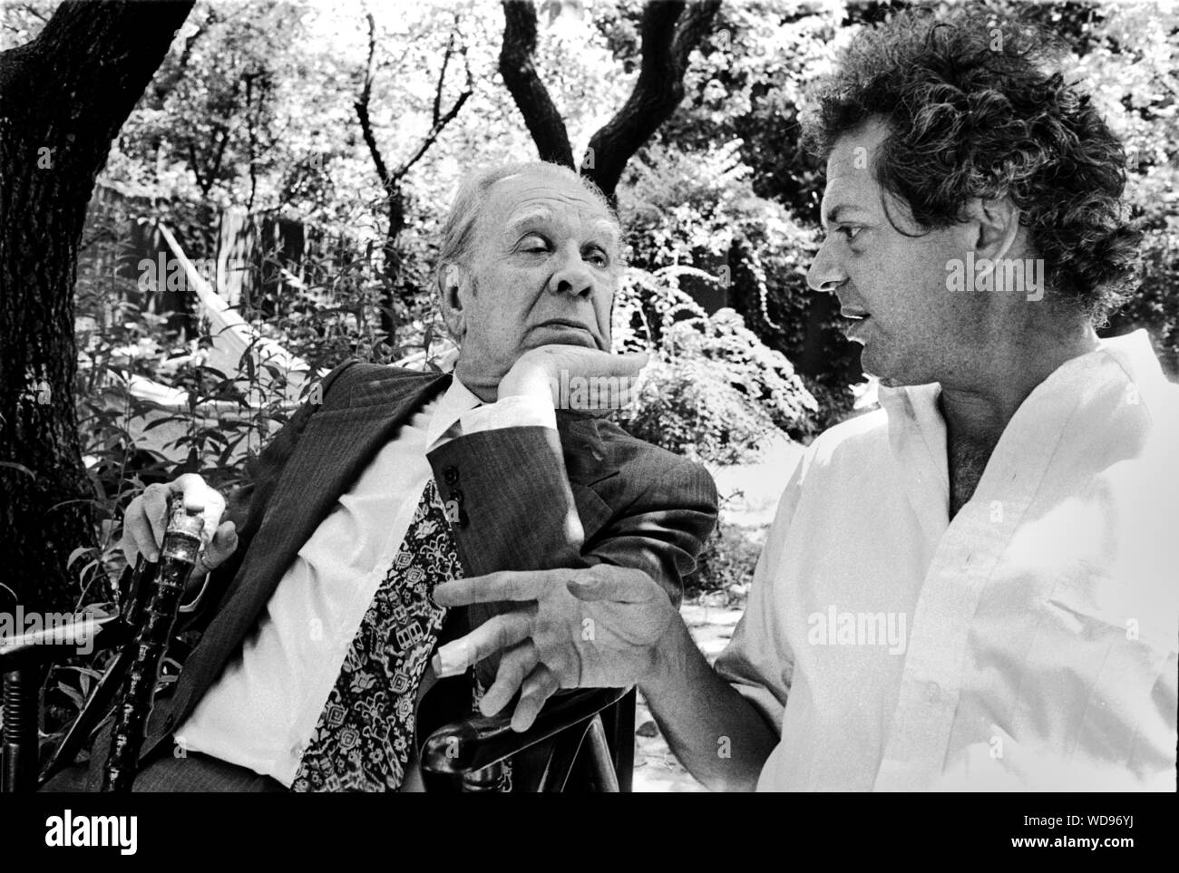 Der argentinische Schriftsteller Jorge Luis Borges mit der Verleger Franco Maria Ricci (Mailand, Italien, 1980) Stockfoto