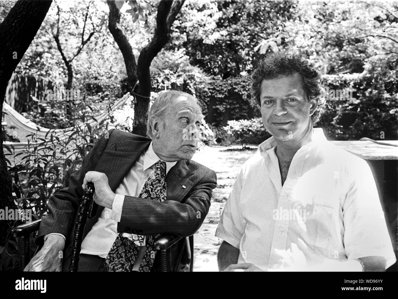 Der argentinische Schriftsteller Jorge Luis Borges mit der Verleger Franco Maria Ricci (Mailand, Italien, 1980) Stockfoto