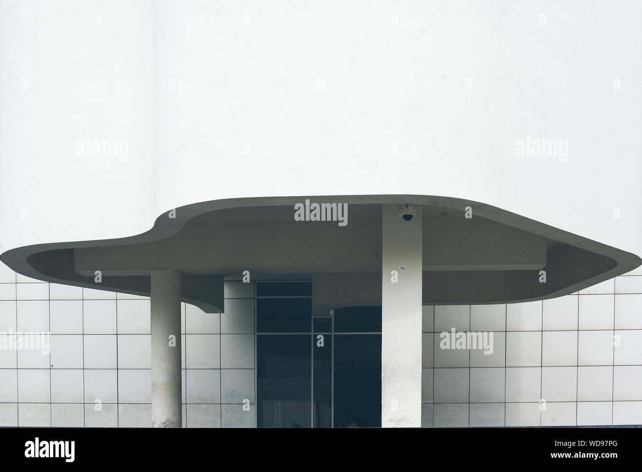 Nahaufnahme eines Geschäftsgebäudes mit Sicherheitsdienst Kamera Stockfoto
