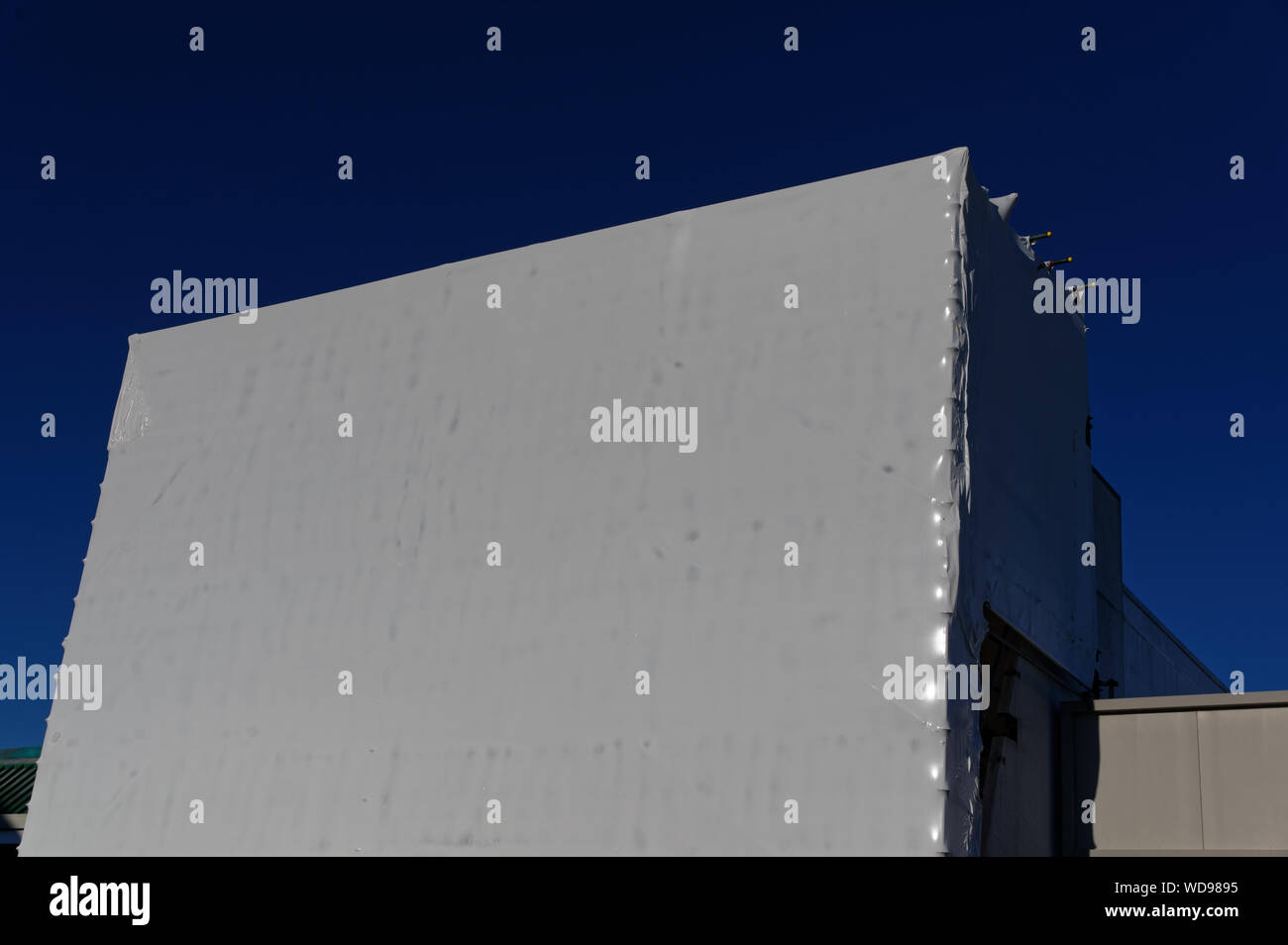 Fußgänger sind sicher von herabfallenden Trümmern während ein Gebäude wird renoviert Stockfoto