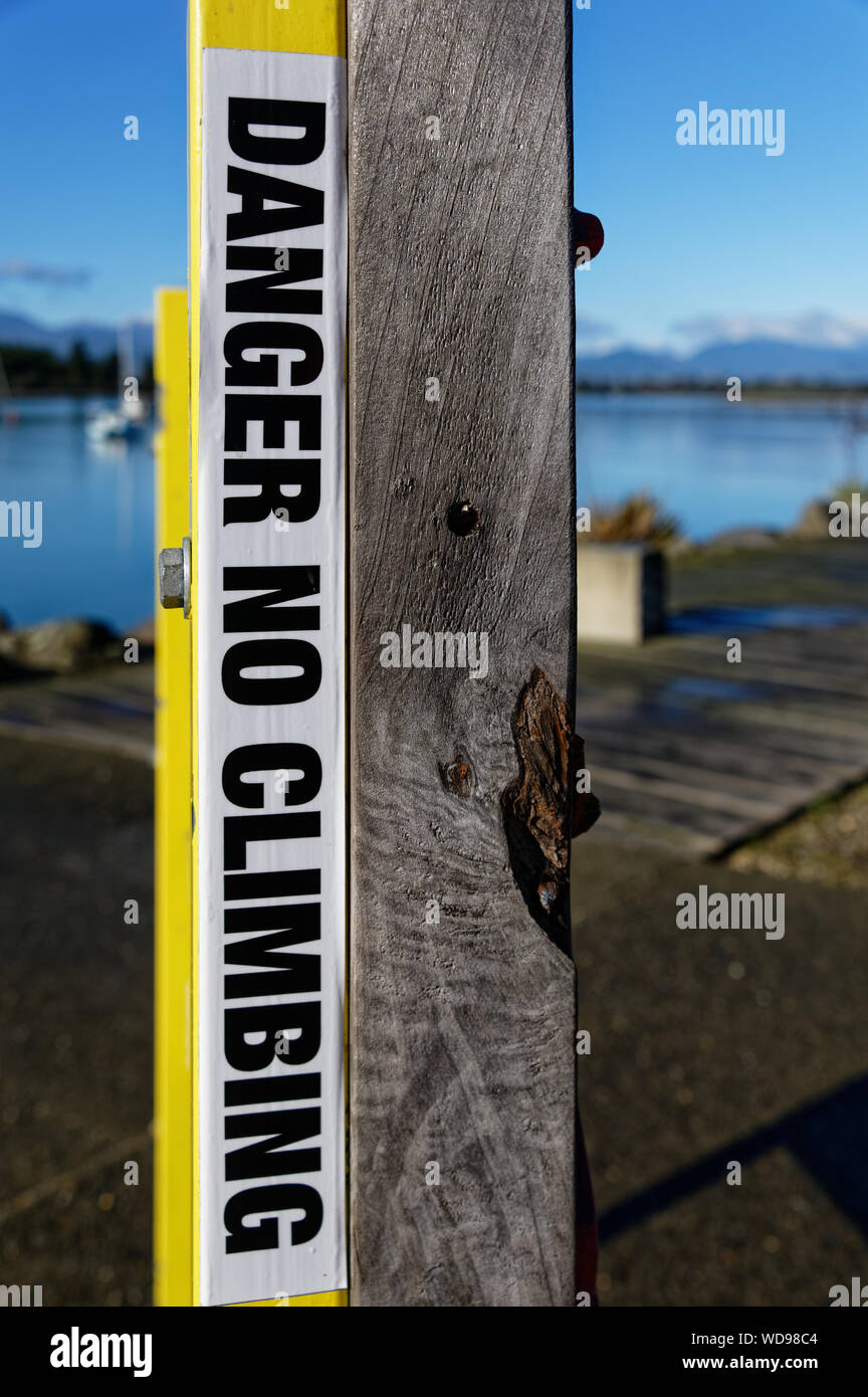 Ein Zeichen Warnung der Bevölkerung es gefährlich ist zu klettern Stockfoto