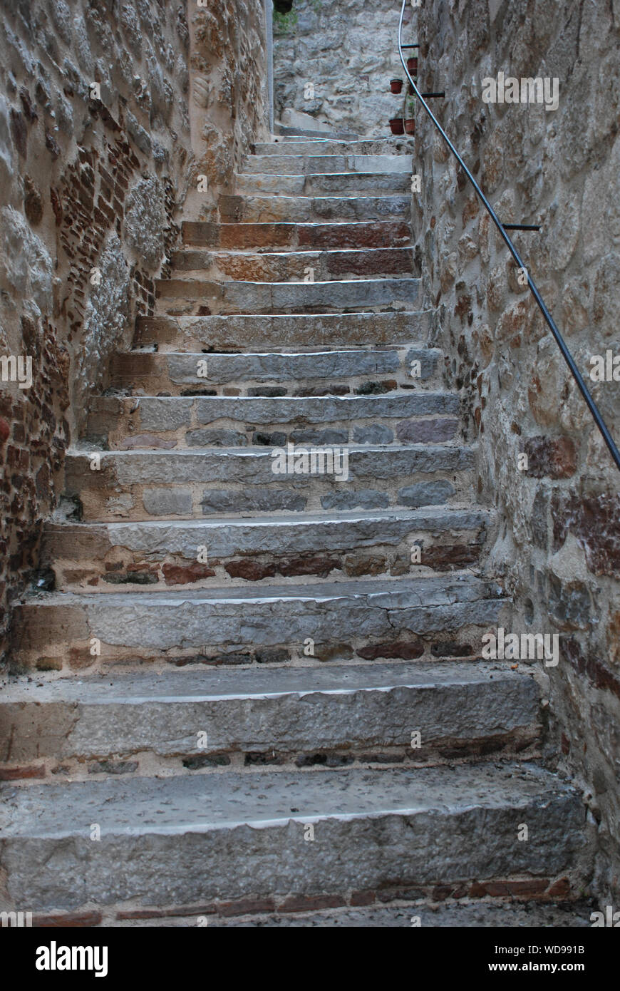 Steinerne Stufen und Handlauf Stockfoto