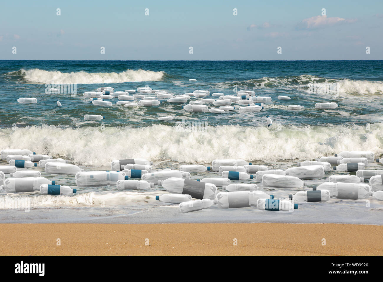 Plastikflaschen am Strand. Verschmutzung des Weltozeans durch Abfälle aus Kunststoffen Stockfoto