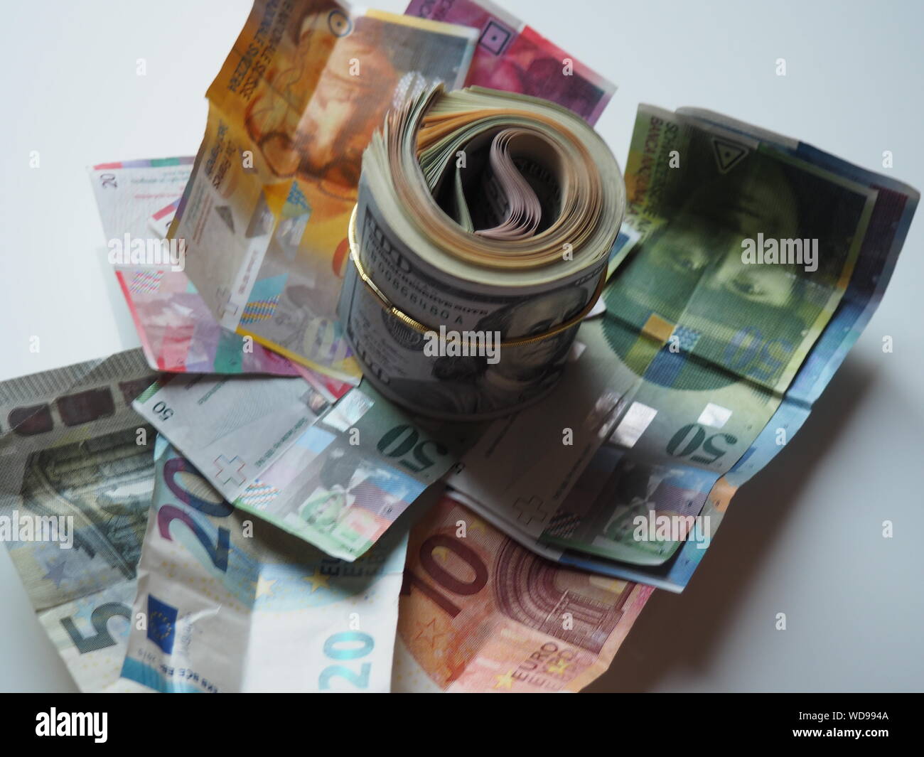 Bündel von US-Dollar auf Schweizer Franken und Euro Stockfoto