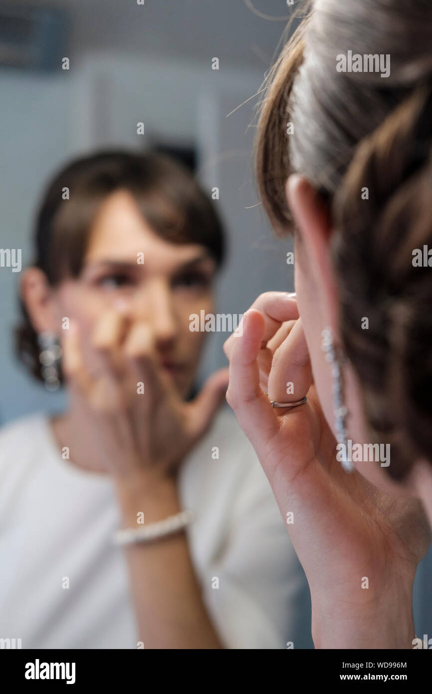 Frau apllying Make-up Stockfoto